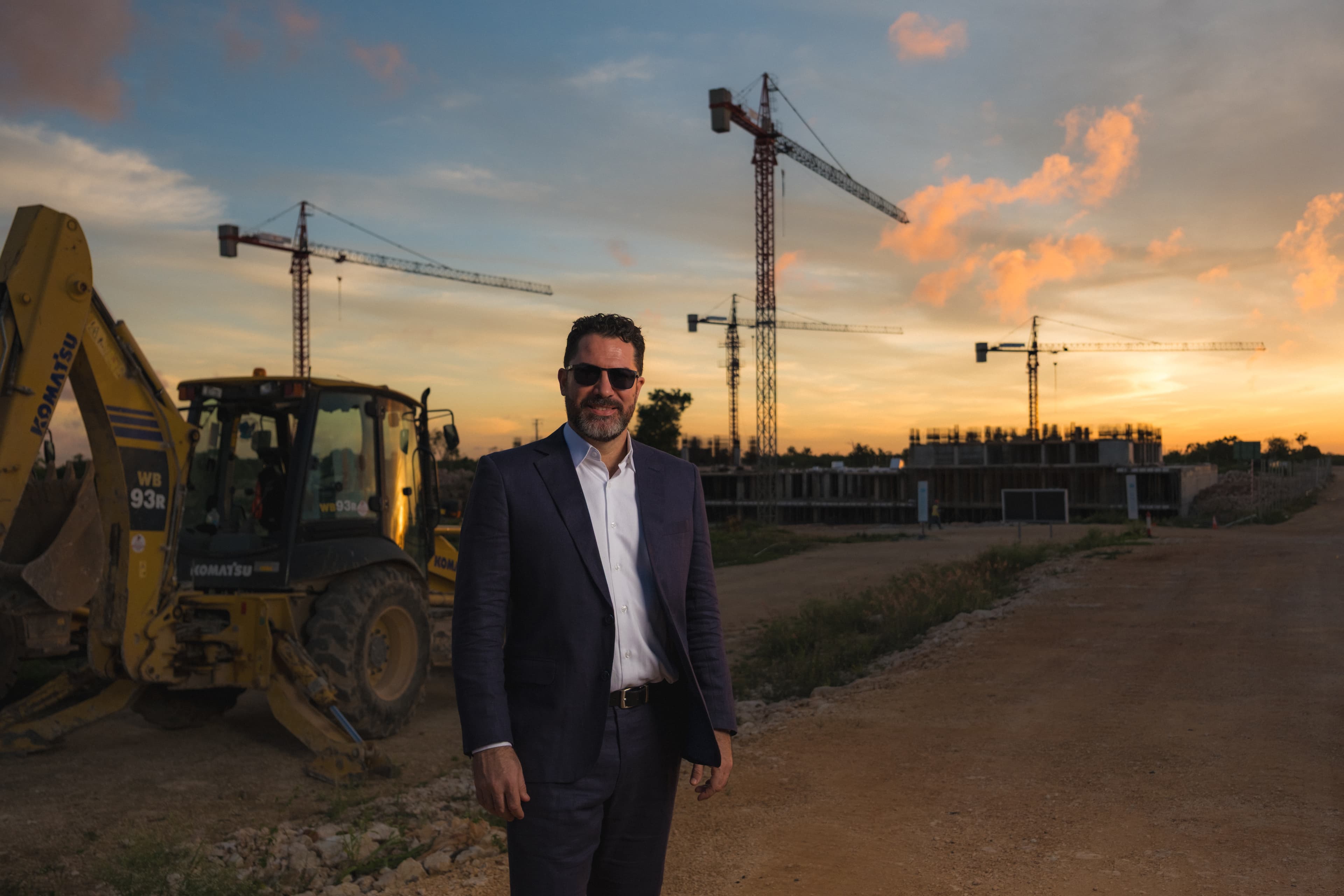 Visita de obra al atardecer