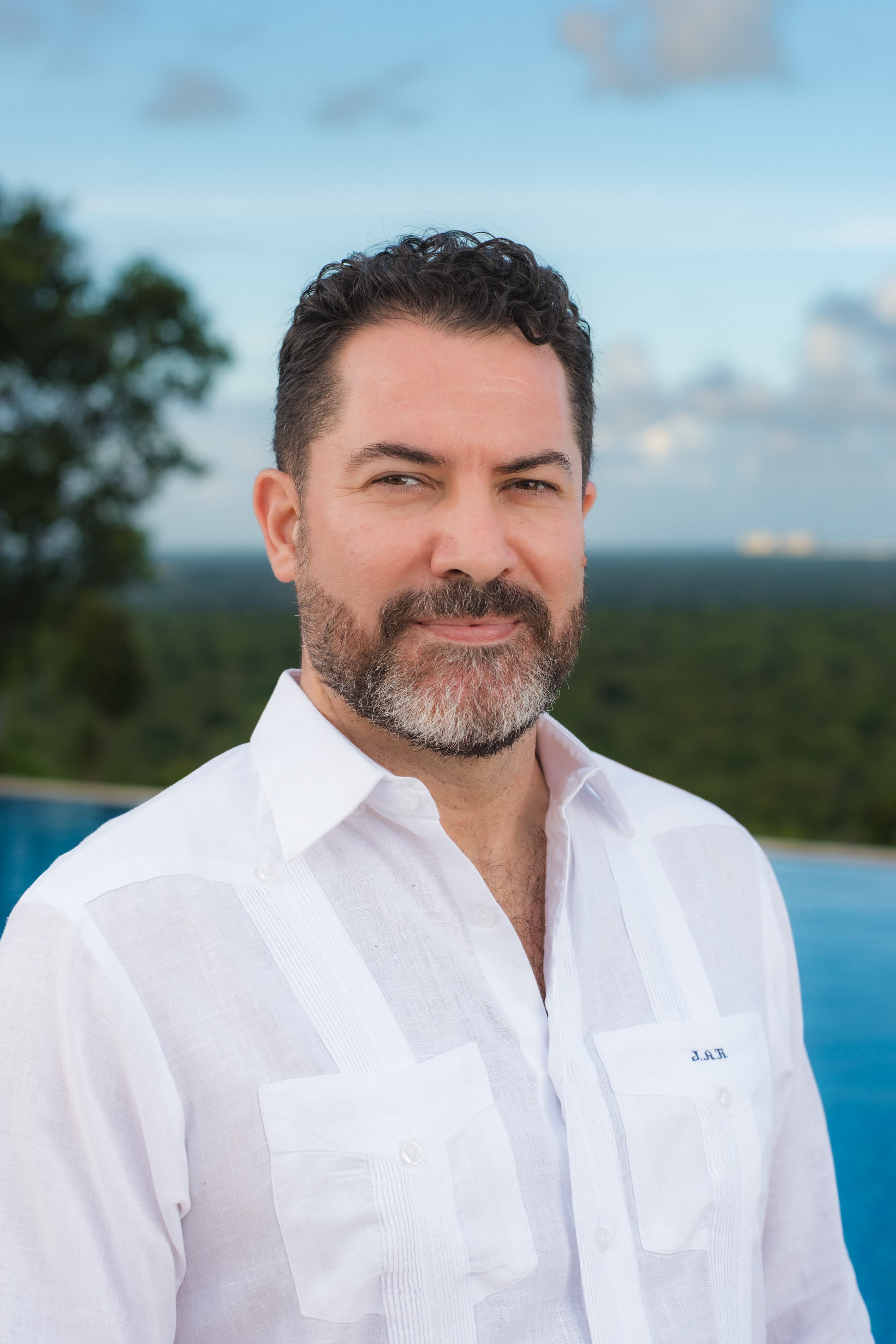 Juan Andrés Romero junto a la piscina, atardecer en el territorio